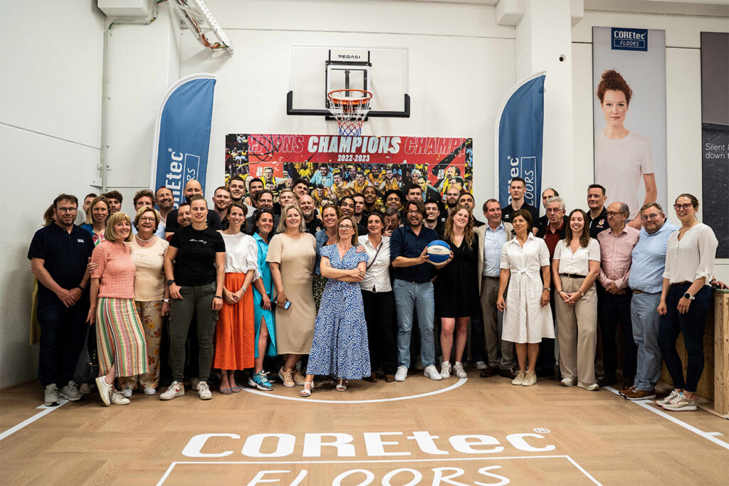 Filou Oostende op bezoek bij COREtec® Floors nav het behalen van de 24ste titel in het Belgische basketbal, de 12 titel op rij sinds 2012